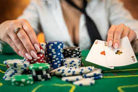 Pertandingan bulu tangkis profesional dengan fokus atlet di arena Surabaya